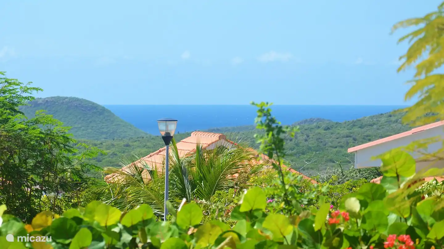 Du jardin, vous avez une vue sur la mer des Caraïbes, qui offre une brise merveilleusement rafraîchissante.