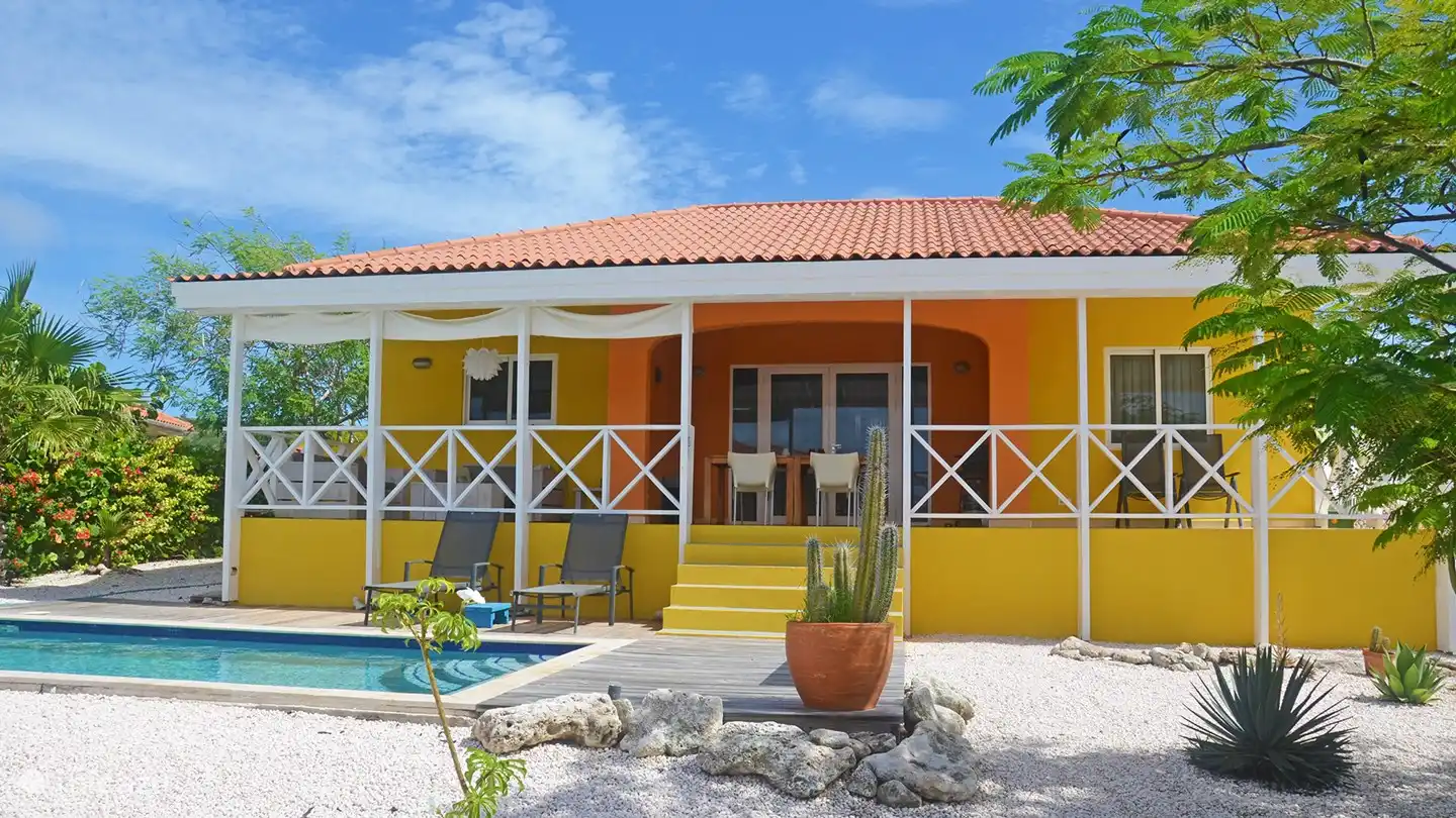 Vue arrière depuis le jardin. La véranda de 45 mètres carrés offre beaucoup d’ombre pour se détendre dans la brise.