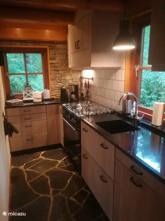 Kleine maar zeer luxe keuken met groot fornuis