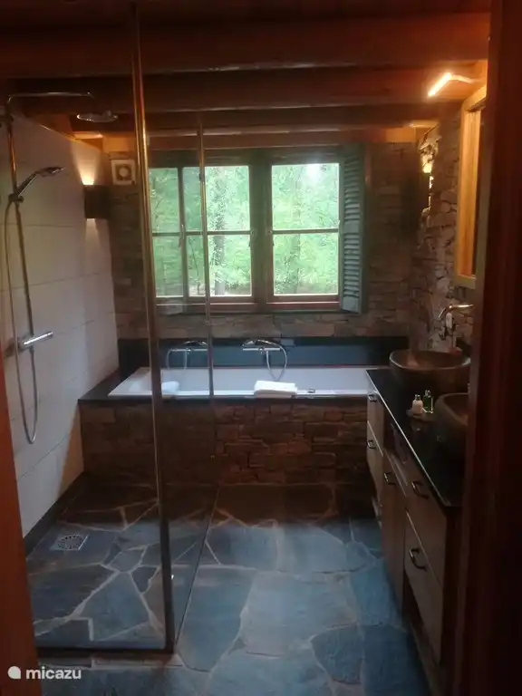 Zeer luxe badkamer / wellness met bubbelbad