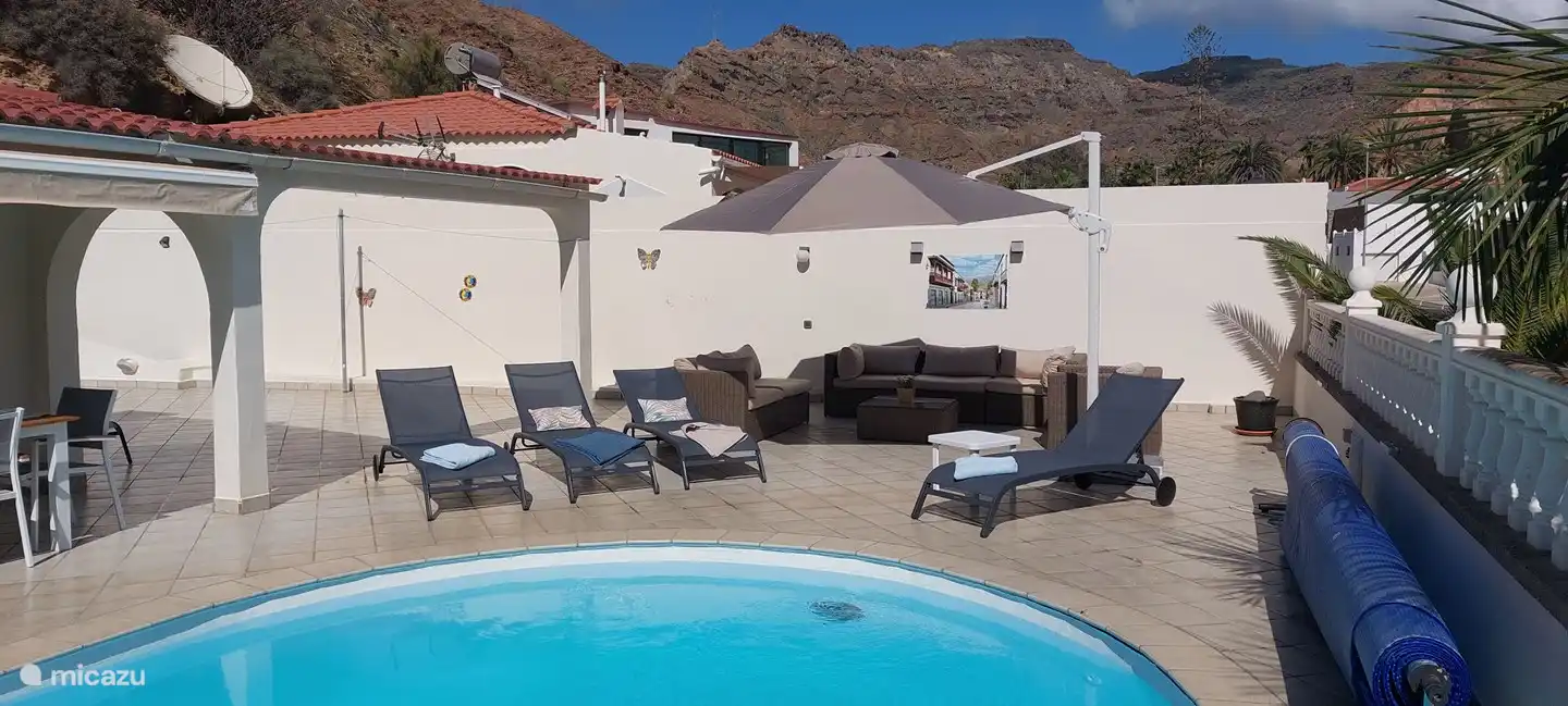 Salon, transats, piscine