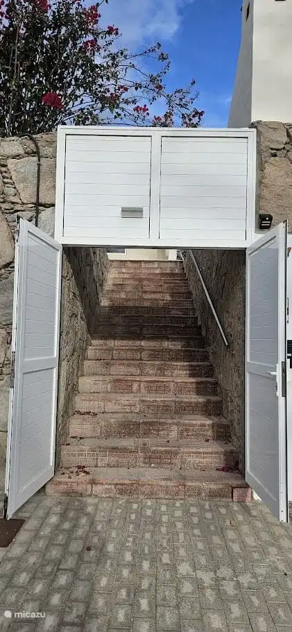 Escaliers de la rue au niveau de la villa.