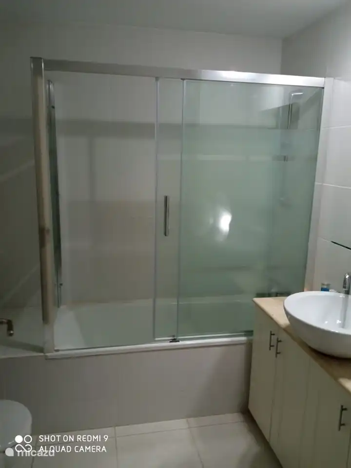 Badkamer met bad en douchecabine