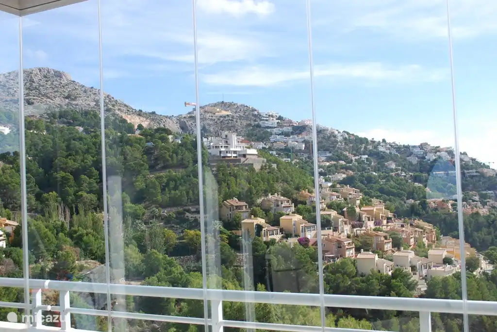 In the winter, the terrace can be made completely windproof so you can fully enjoy the view.