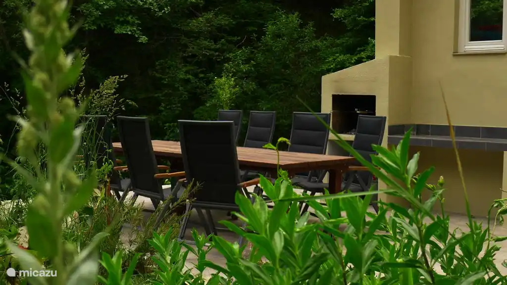 Terrasse vor dem Haus mit Grill