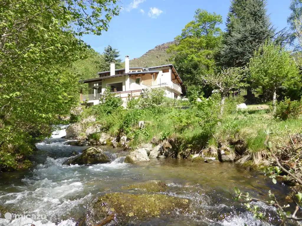 The River Mountain House /  La Maison entre deux rivierès