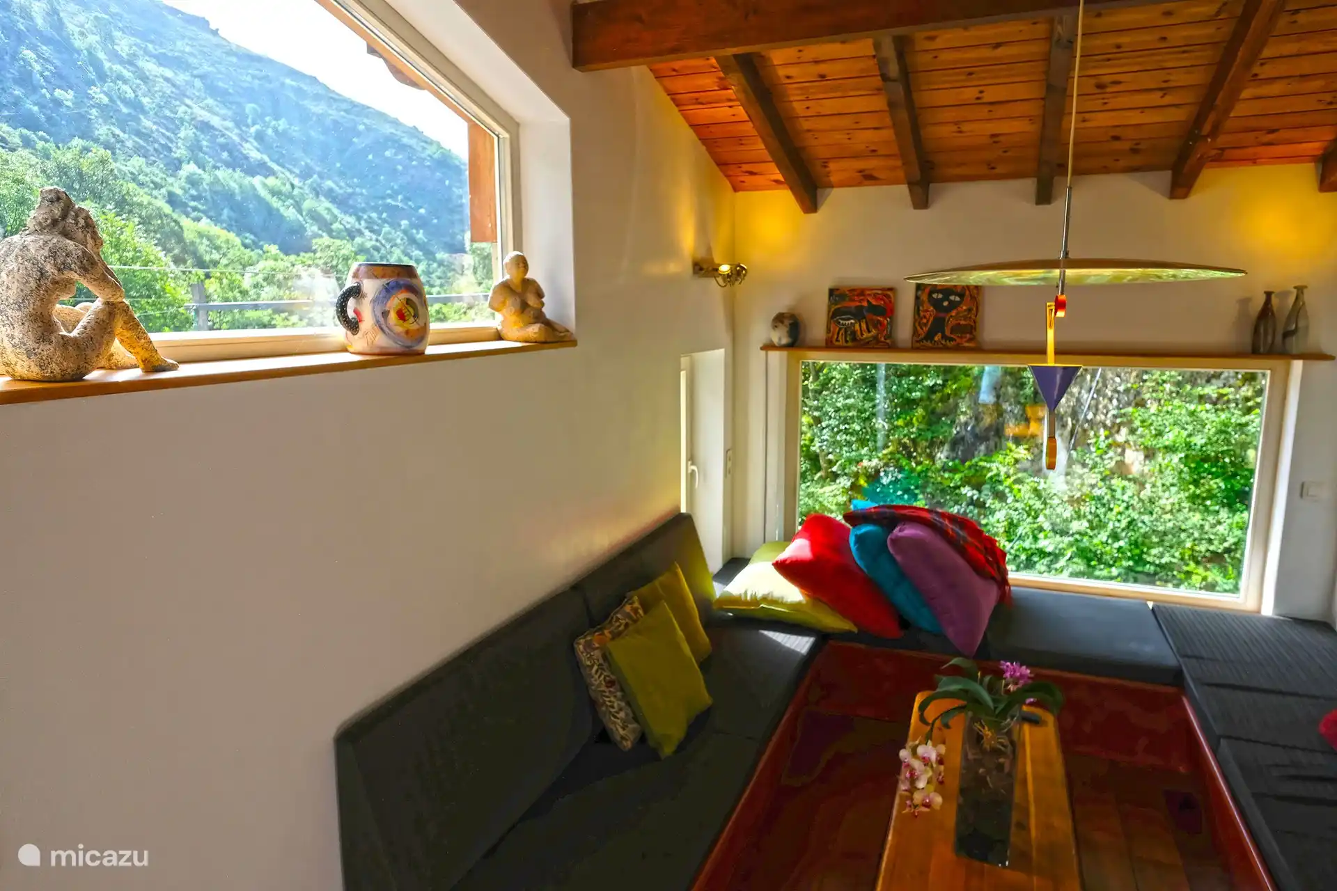 Wohnzimmer mit Blick auf den Garten und den Fluss