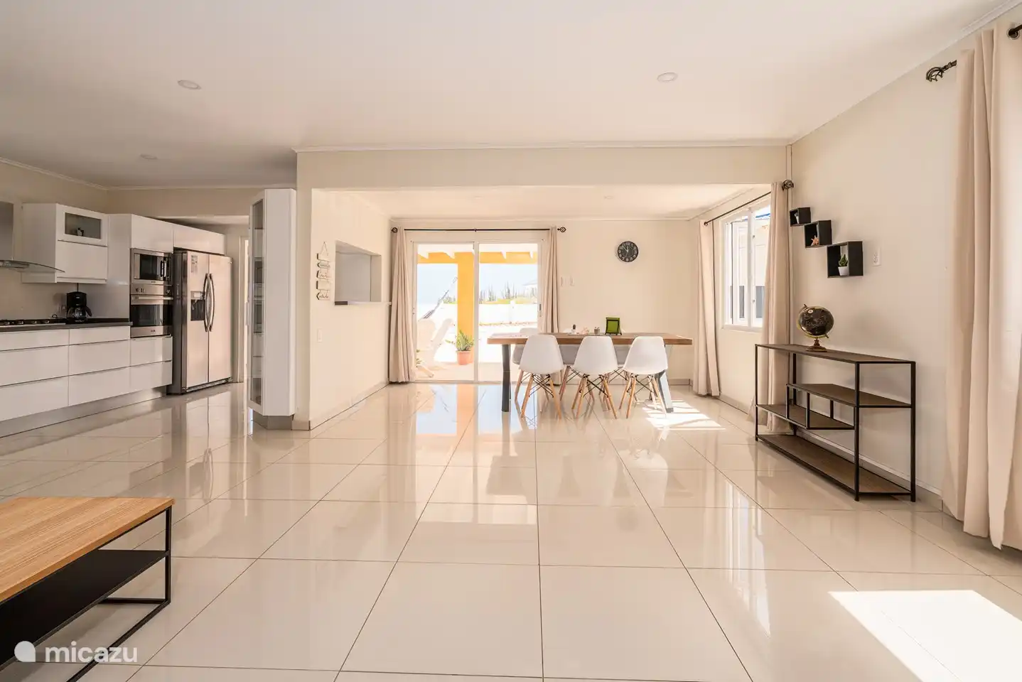 Salon nouvellement meublé.
Cuisine avec lave-vaisselle, four, micro-ondes, cuisinière 5 feux, réfrigérateur, congélateur