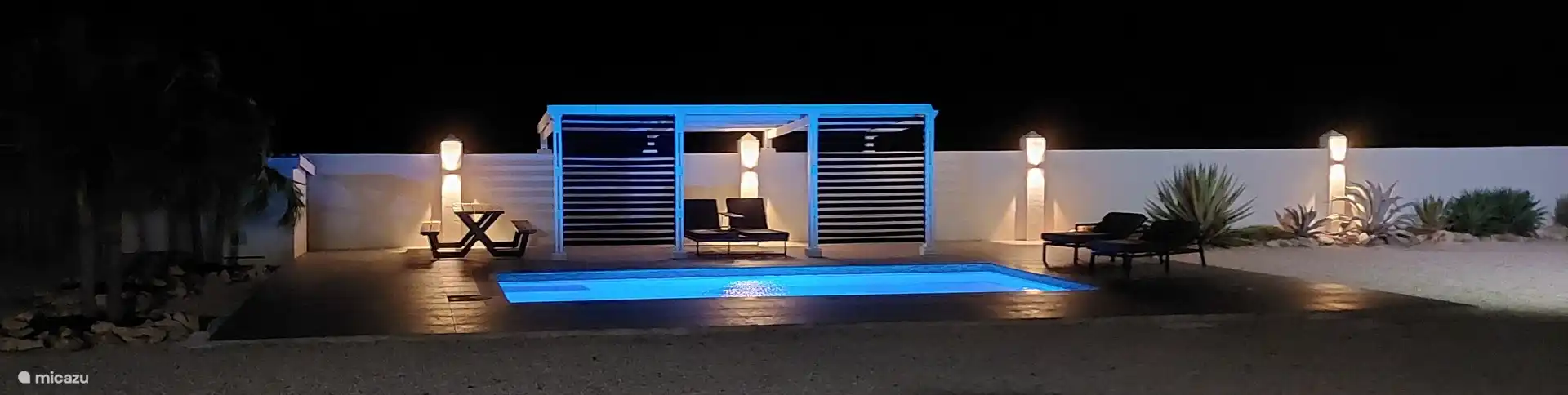 Rien du tout pendant un moment ! Téléphone en mode silencieux et profitez de moments en famille et/ou entre amis sous le soleil tropical ??
Lire un livre ou bronzer au bord de la piscine ?

La piscine est partagée avec 1 autre villa.