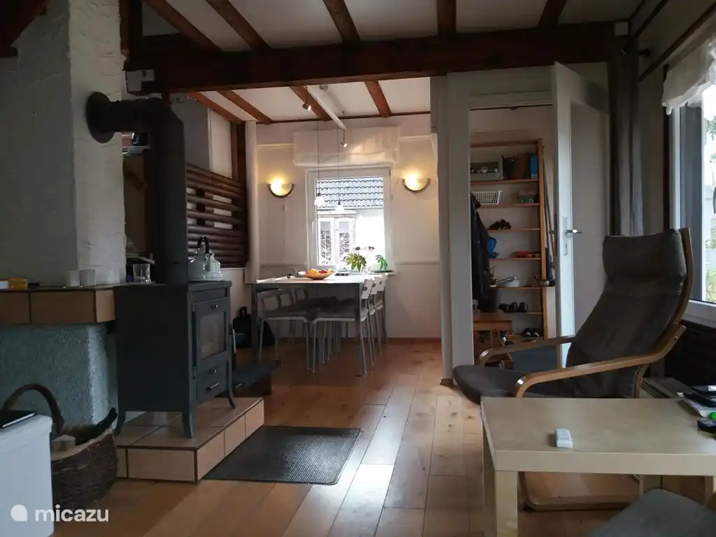 Eetgedeelte met grote tafel waaraan fijn kan worden gespeeld