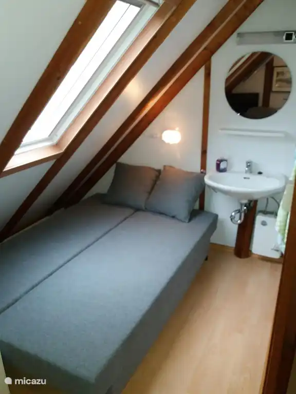 Slaap-/werkkamer met bedbank uitgeklapt