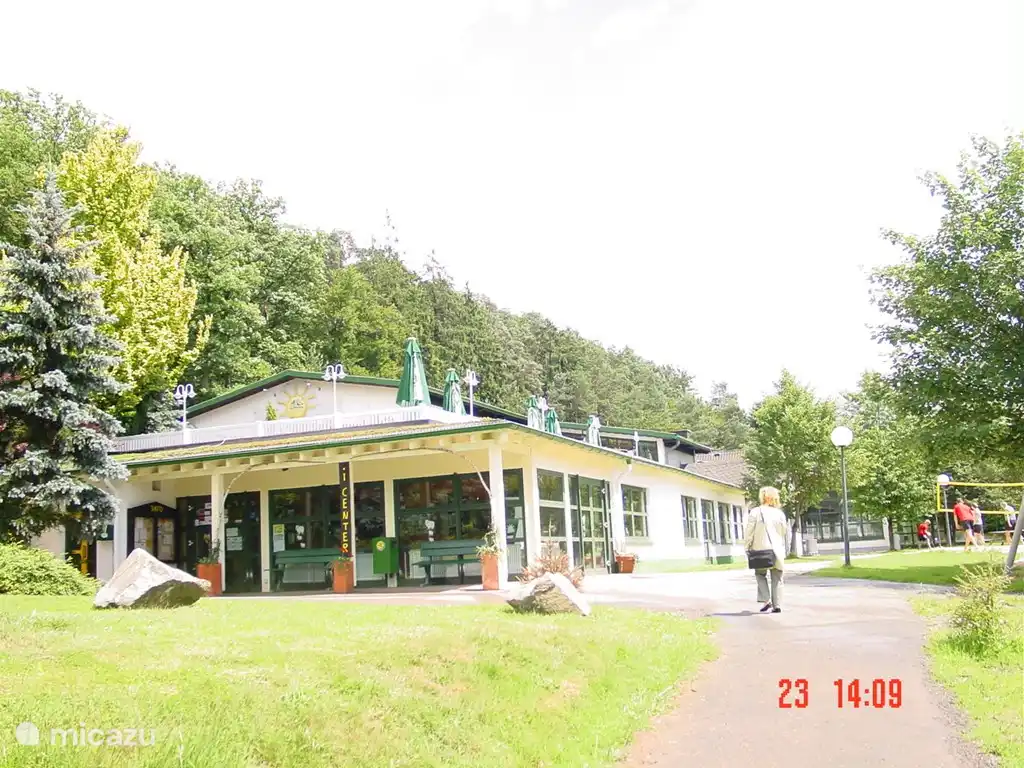 Hoofdgebouw van het park met restaurant en overdekt zwembad