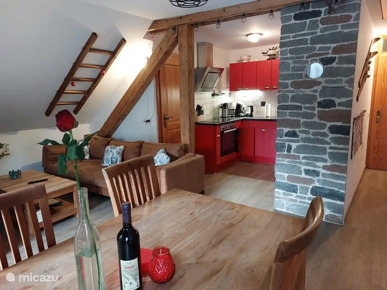 Knus appartement met balkon op de 2e verdieping. Dit appartement voldoet aan al uw wensen, het heeft vloerverwarming, smart-tv met alle Nederlandse zenders, een vaatwasser, oven, zowel een koffiezetapparaat als een senseo. Tevens kunt u gratis gebruik maken van een wasmachine en droger. 