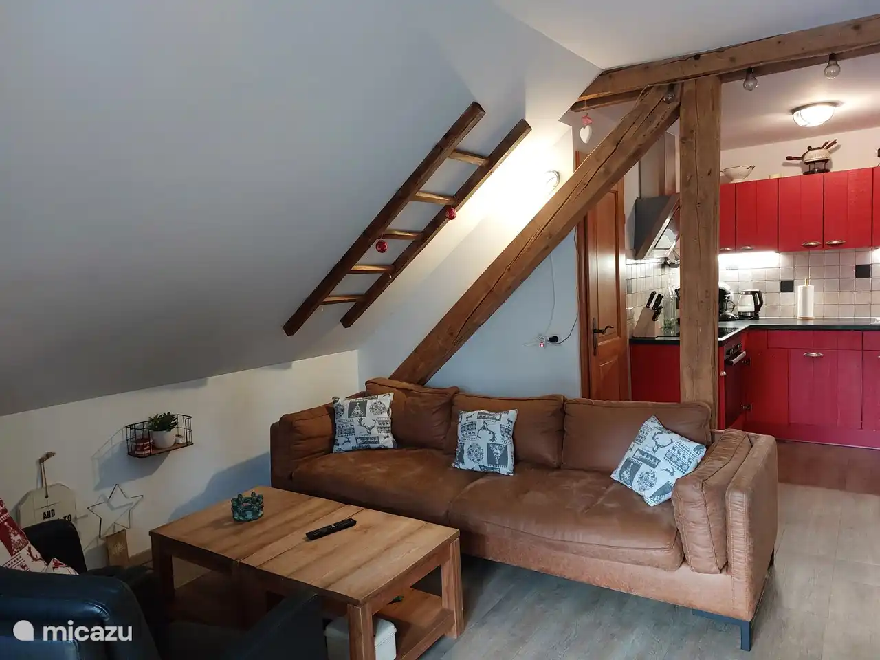 Een gezellige zithoek met open keuken.