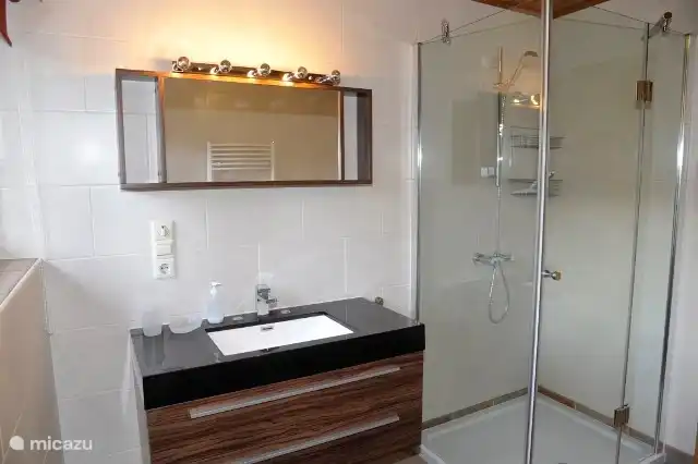 Een ruime badkamer