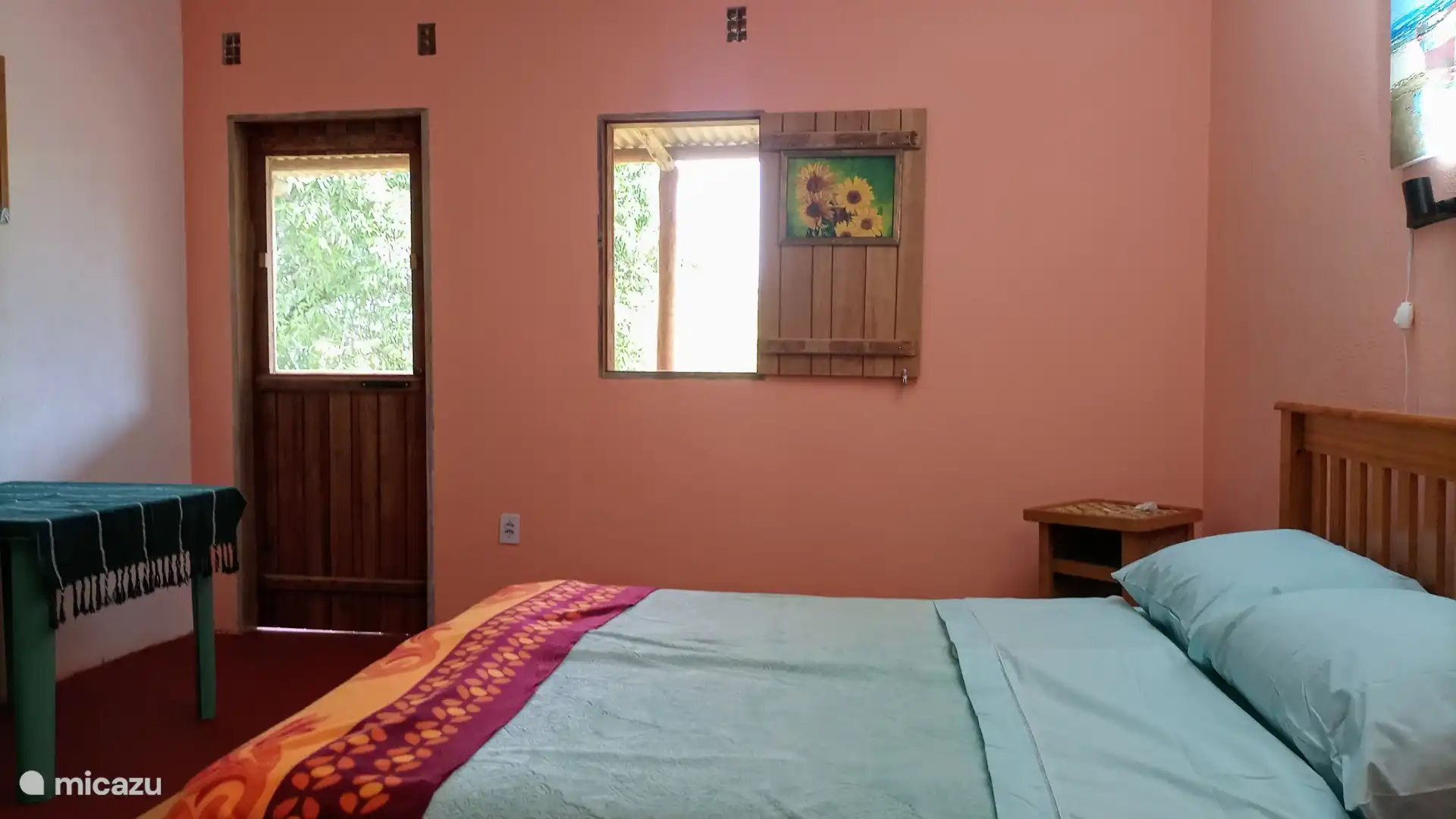 Habitación de invitados con puerta a la terraza