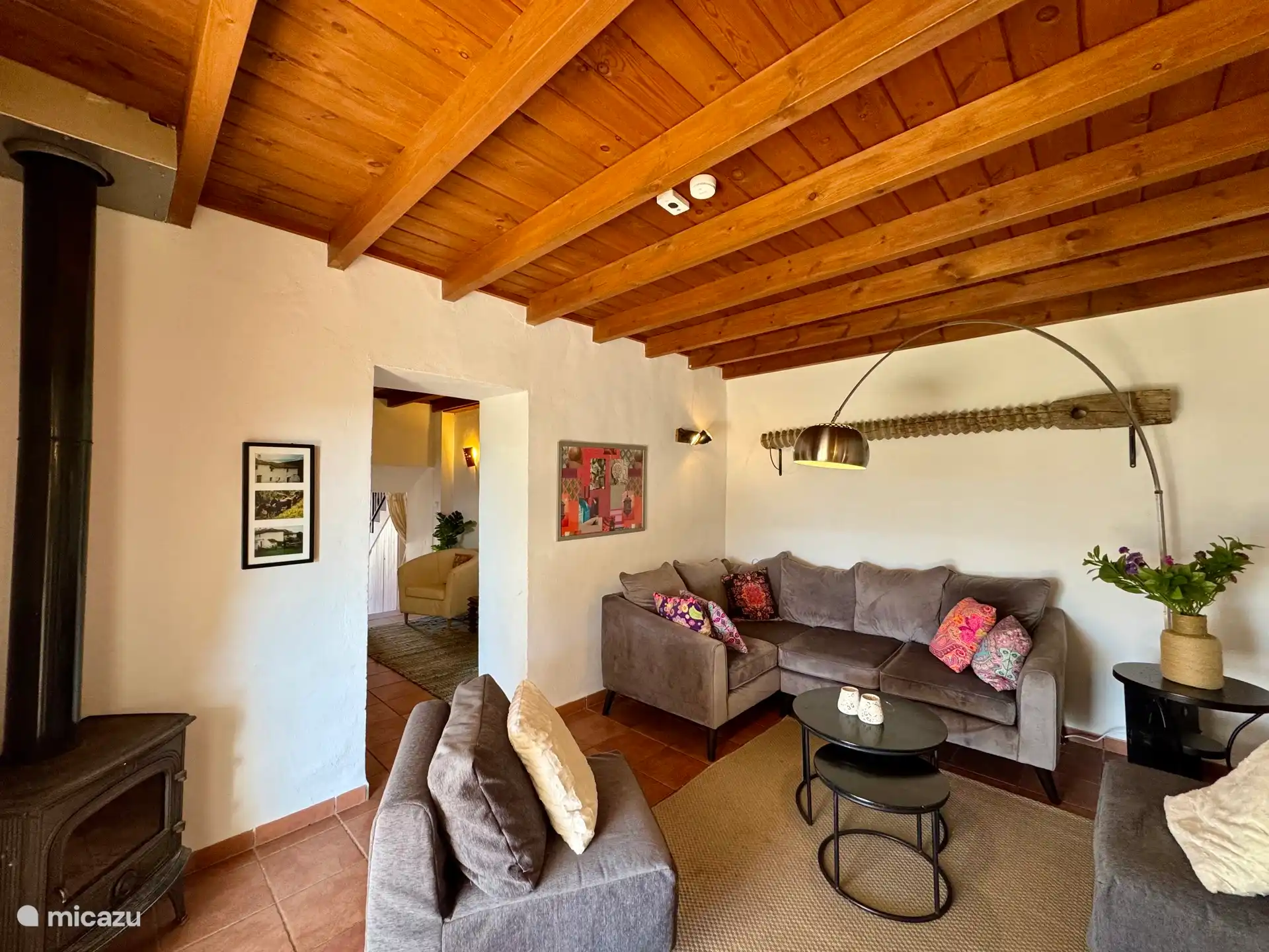 Wohnzimmer mit Holzofen