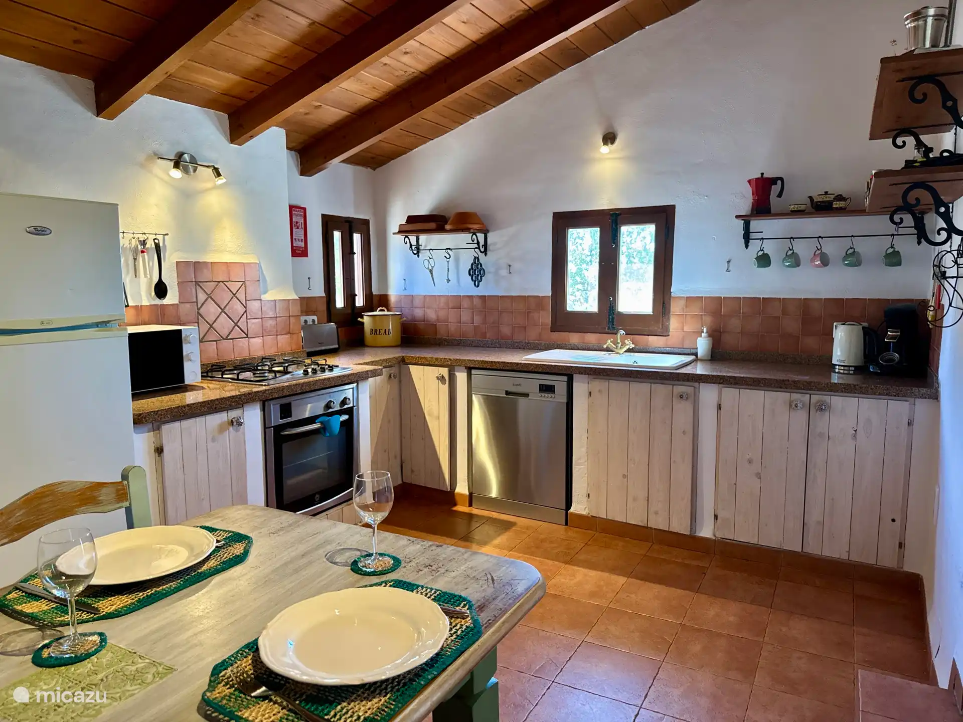 Essküche mit Geschirrspüler, Backofen, Mikrowelle, Kühlschrank mit Gefrierfach, Senseo-Maschine, Wasserkocher