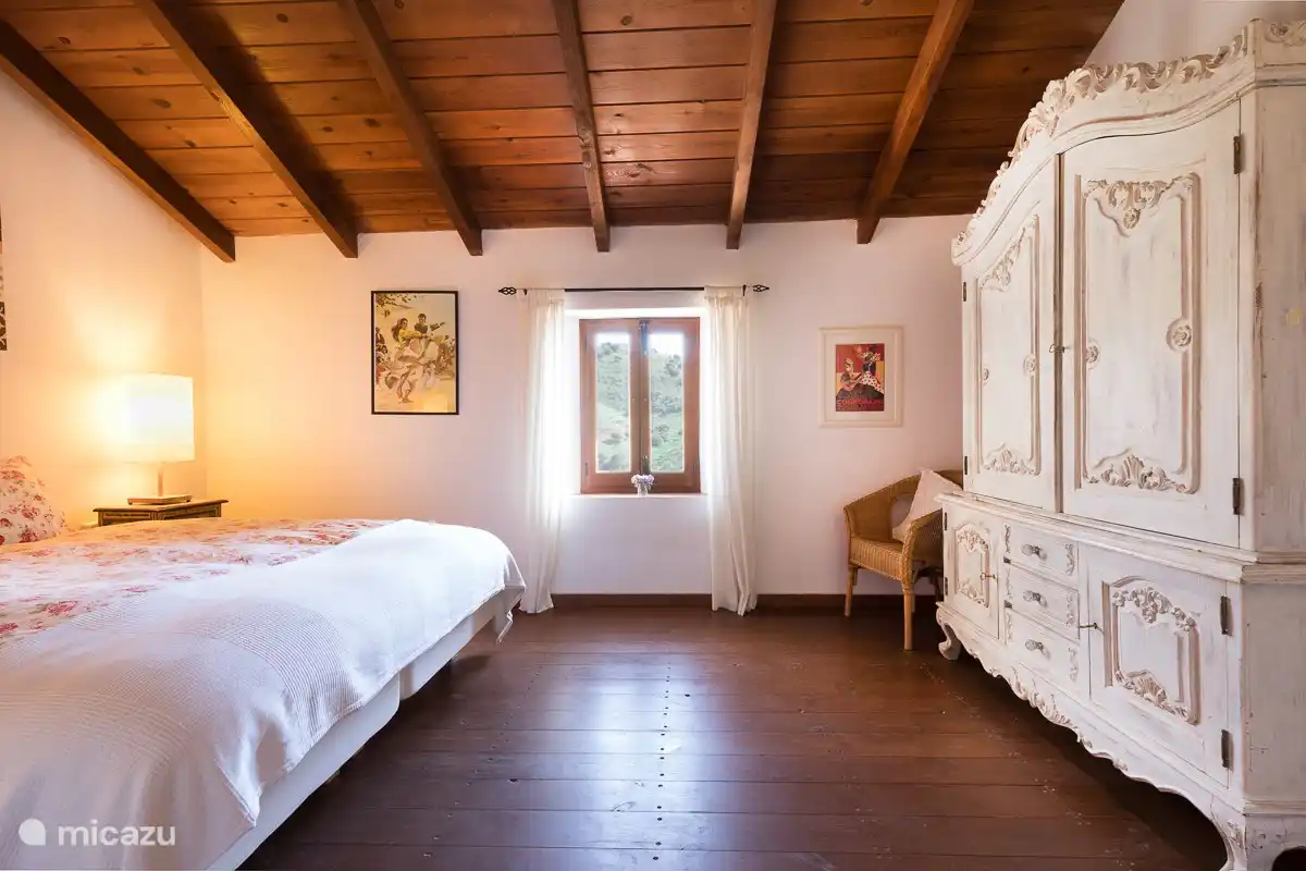 Schlafzimmer mit Doppelbett