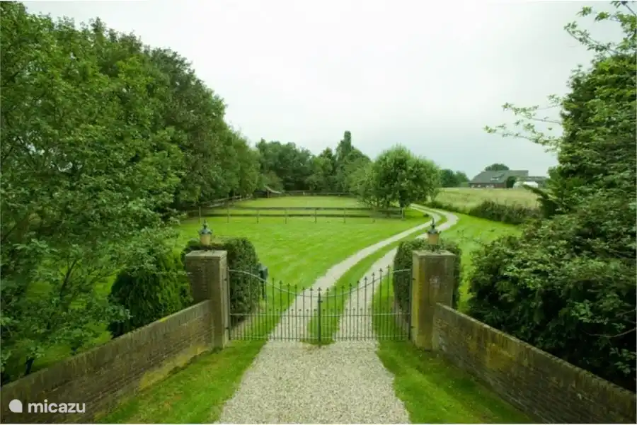 Entrada de 150 metros de largo.