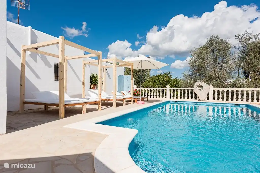 Rent Ibiza bungalow in Santa Eulalia in Santa Eulalia, Ibiza. | Micazu