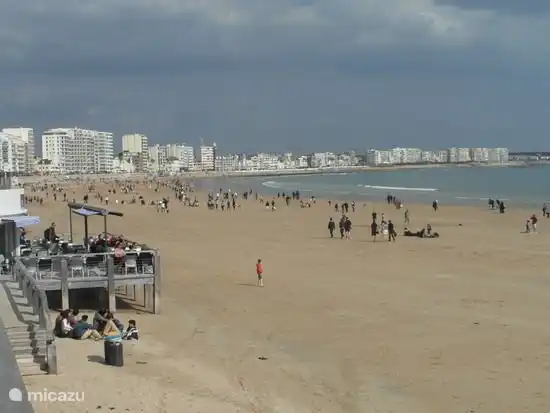 Selbst an einem kühlen Tag ist der breite Strand von Les Sables d'Olonne sehr belebt.