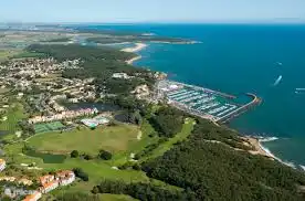 Aus der Luft können Sie sehen, wie schön der nahe gelegene Golfplatz von Port de Bourgenay direkt am Atlantik liegt.