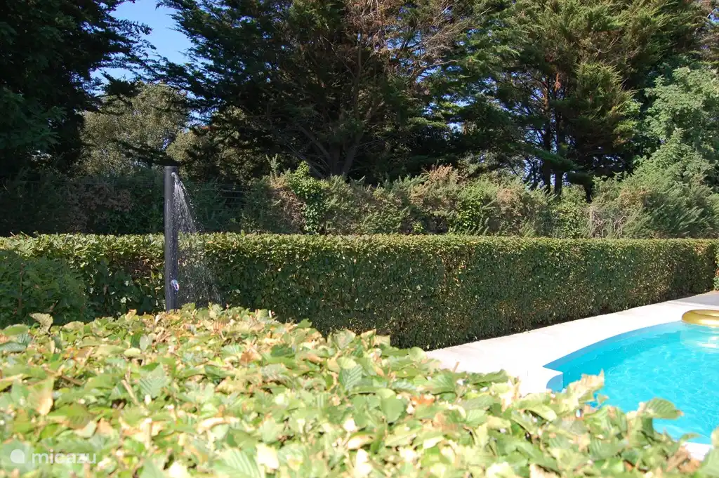 sicherer eingezäunter beheizter Pool mit Außendusche