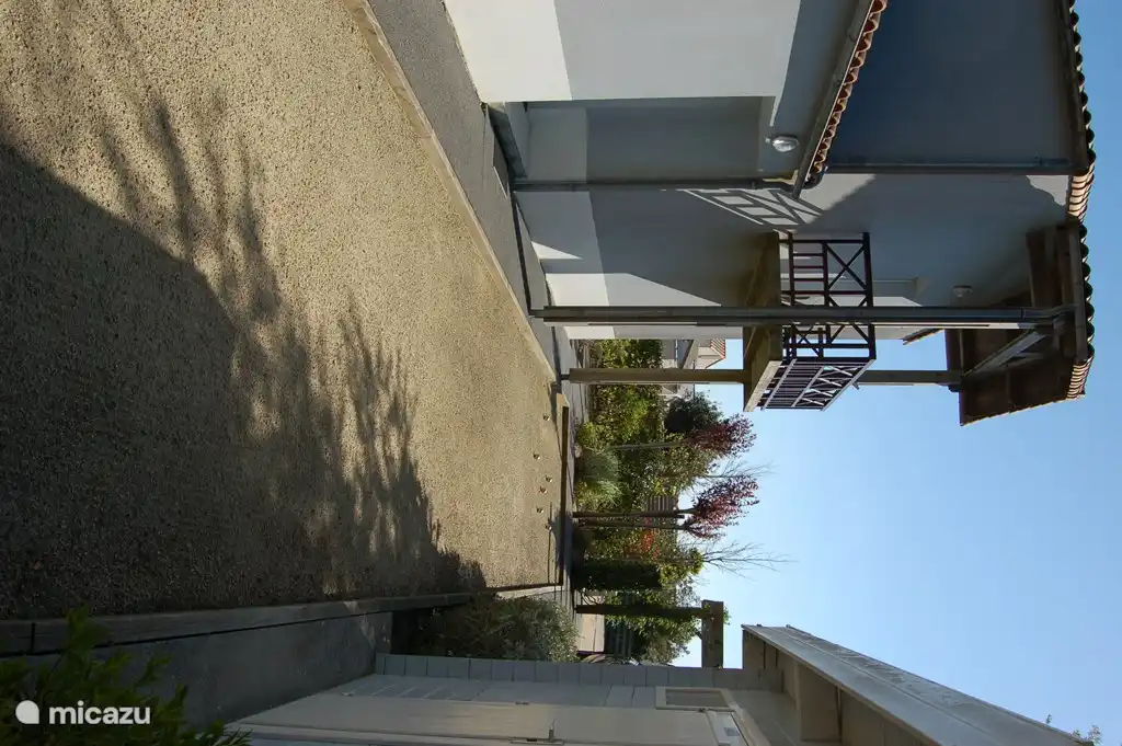 Front mit Balkon und Wettkampfkurs für Pétanque / Jeu des Boules