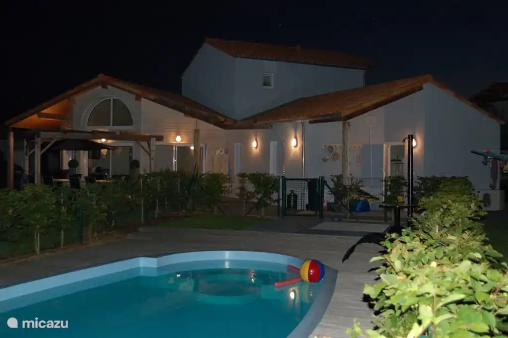 in der Nacht vom Pool