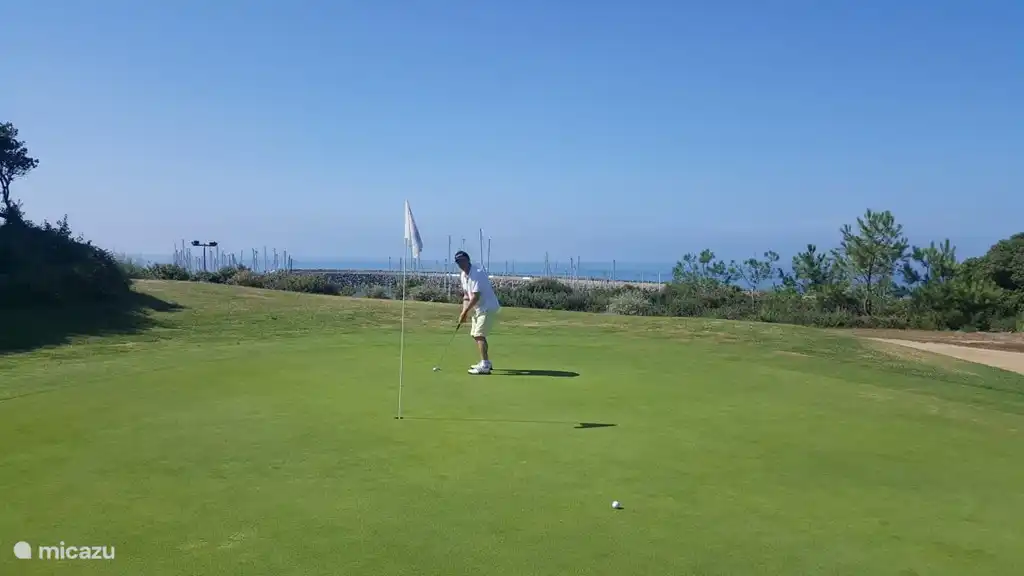 Einen Ball am Golf Port de Bourgenay zu schlagen, mit dem Rauschen des Ozeans ein paar Meter hinter Ihnen, nicht schlecht.