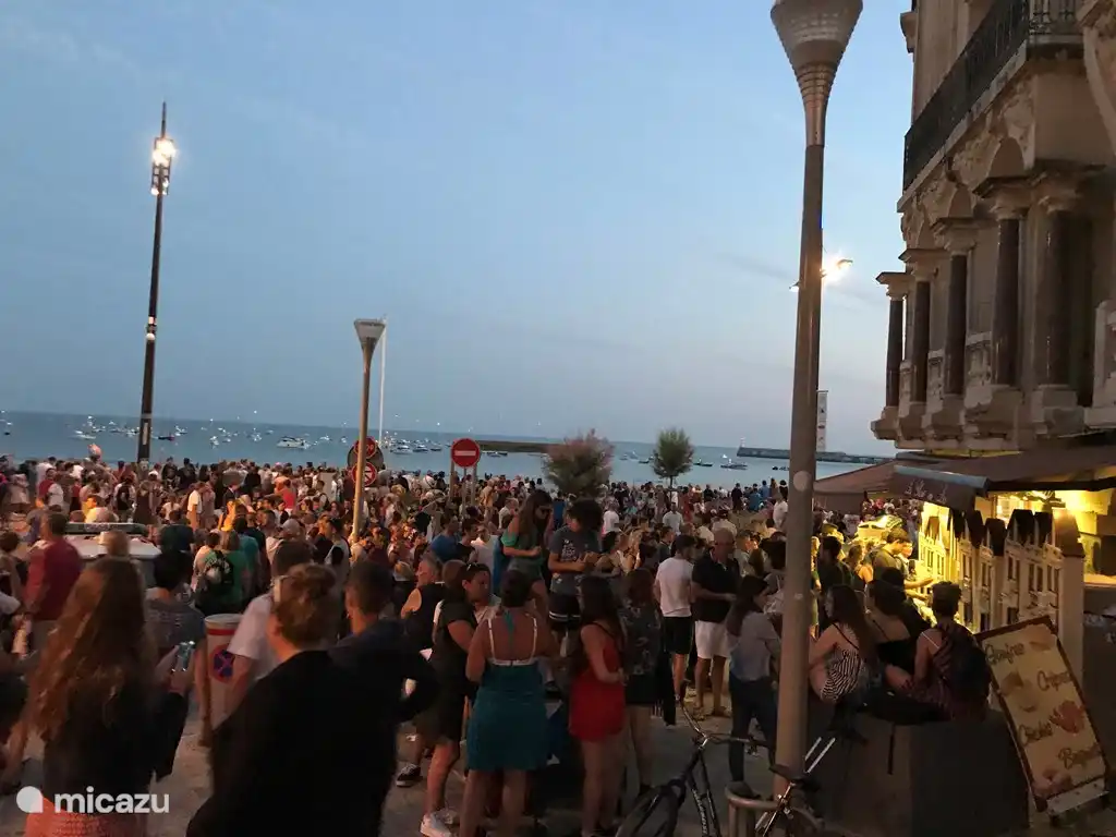 Der Boulevard ist voll mit Menschen, die das spektakuläre Feuerwerk anlässlich des Quatorze Juillet kurz nach Sonnenuntergang sehen wollen. Im Videoclip rechts sehen Sie dieses Spektakel, das vom weiten Strand aus gefilmt wurde!