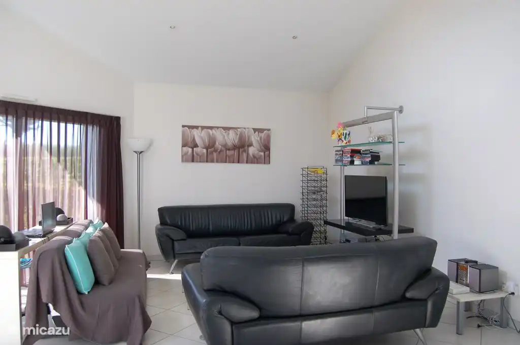 Vorraum mit Breitbild-LED-TV, DVD-Videorecorder und vielen DVDs