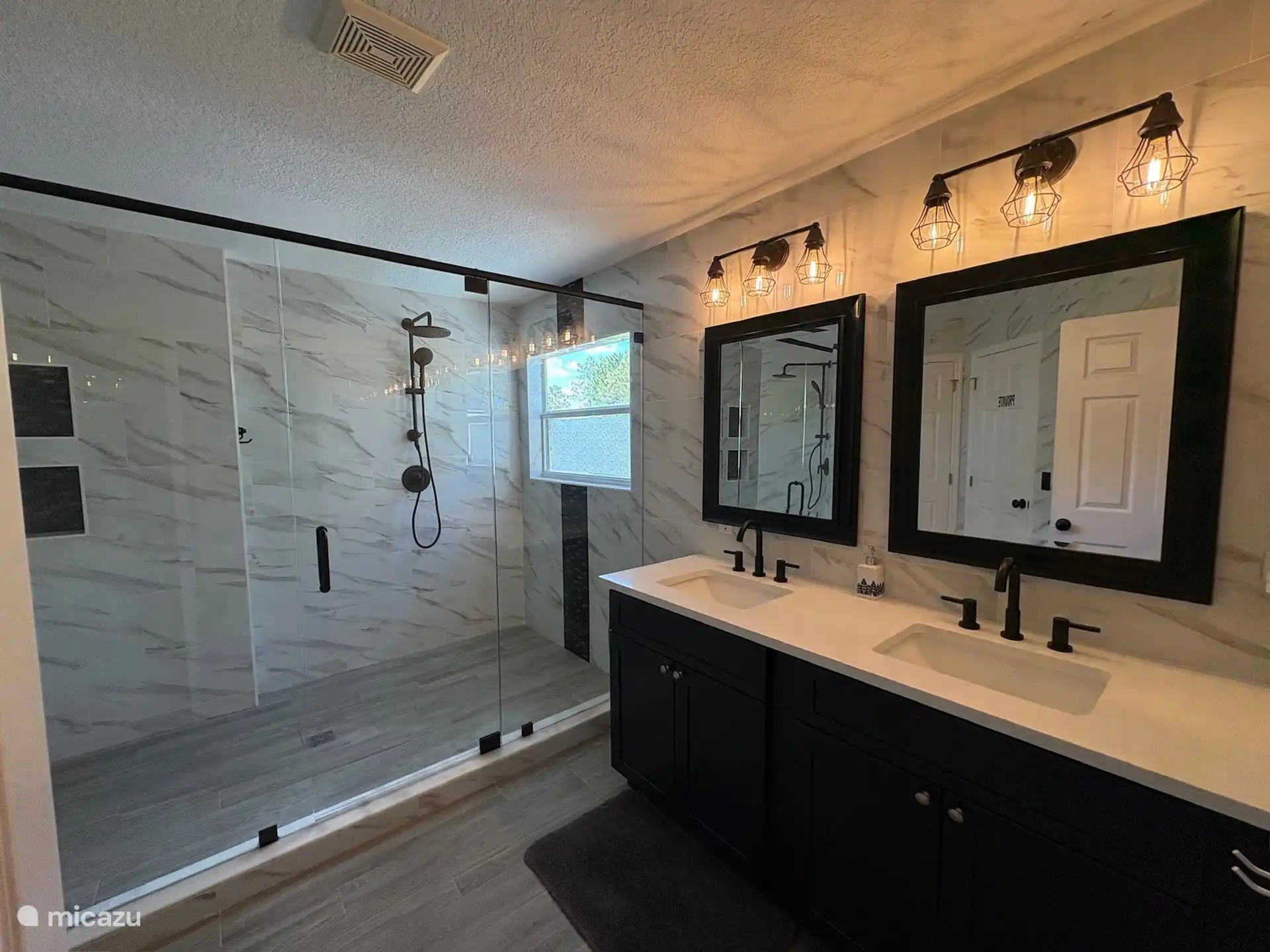 Renoviertes Badezimmer im Hauptschlafzimmer (24. September)