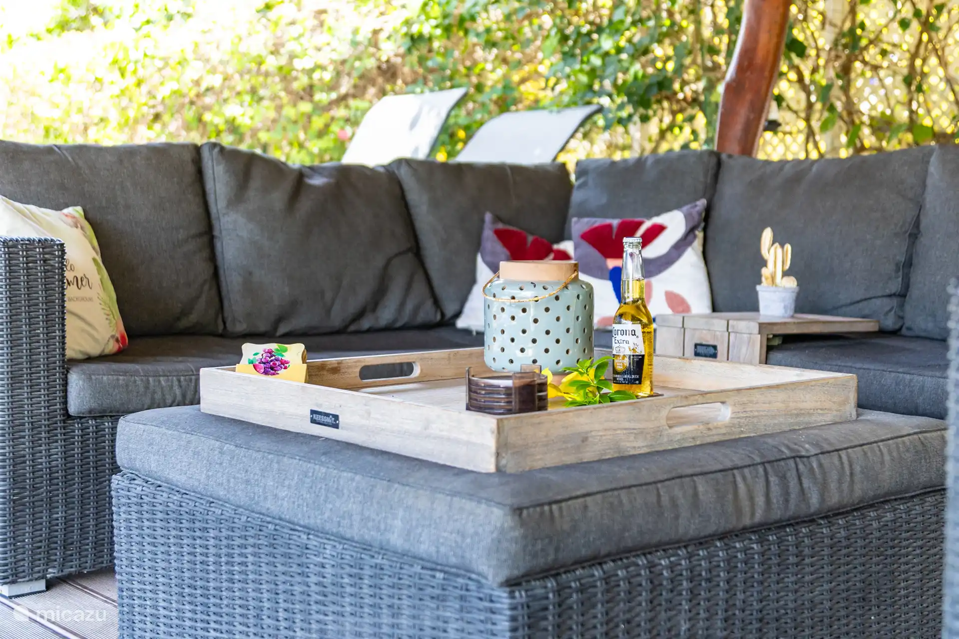 Ravissant canapé de salon sous la palapa