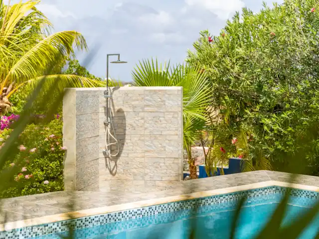 La Casa Azul *Mucha privacidad* en Curazao, Bandabou (oeste), Fontein - villa Ducha exterior junto a la piscina