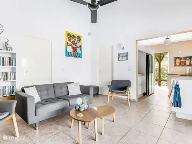 La Casa Azul *Mucha privacidad* en Curazao, Bandabou (oeste), Fontein - villa Sala de estar con vistas a la terraza exterior