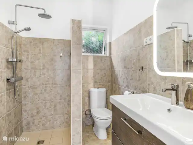La Casa Azul *Mucha privacidad* en Curazao, Bandabou (oeste), Fontein - villa Cuarto de baño con ducha a ras de suelo