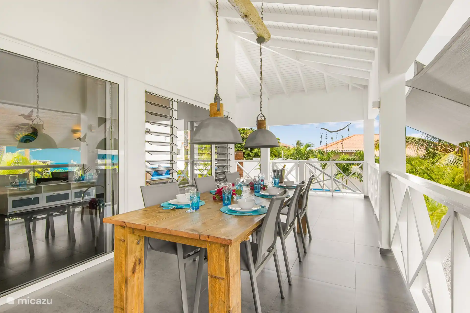 großer Tisch mit 6 Stühlen