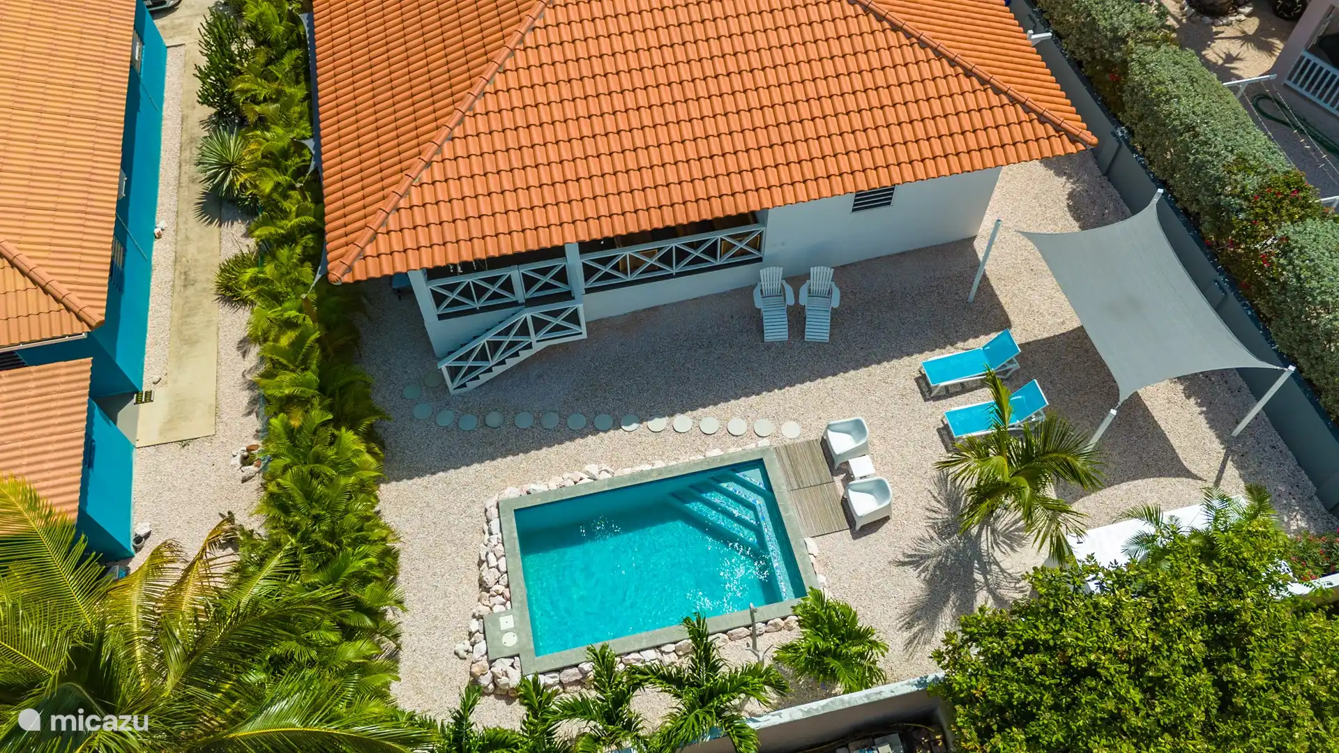 Schwimmbad per Drohne