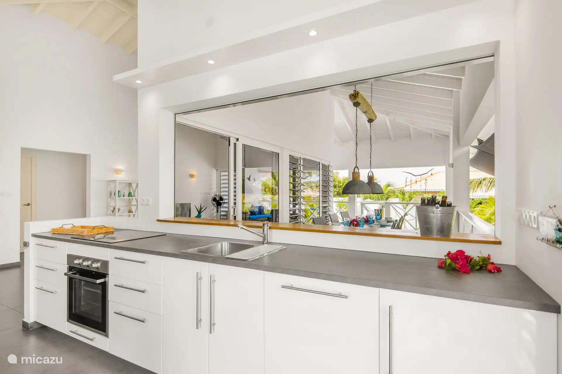 Küche mit Außenbar 