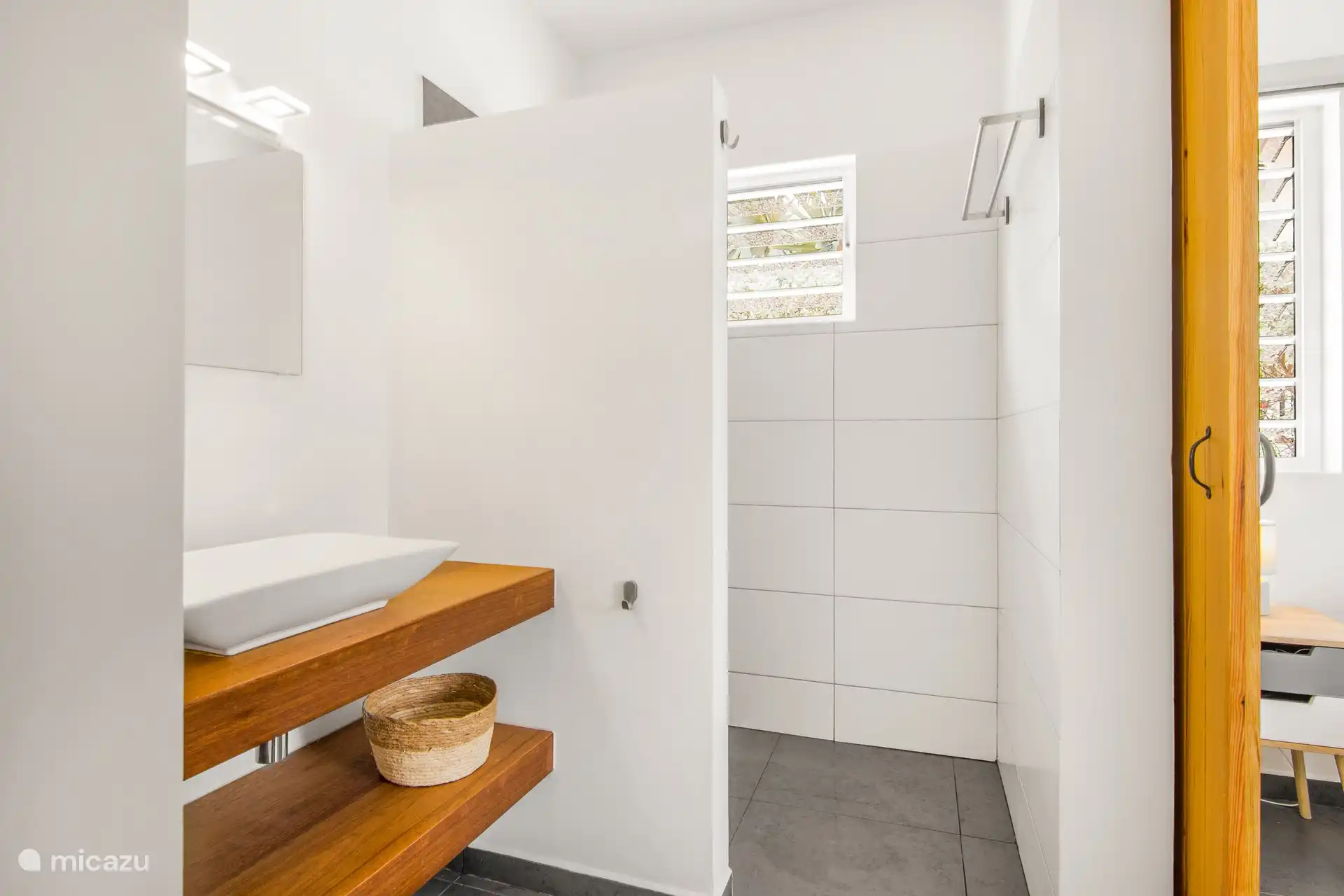 Badezimmer mit begehbarer Dusche