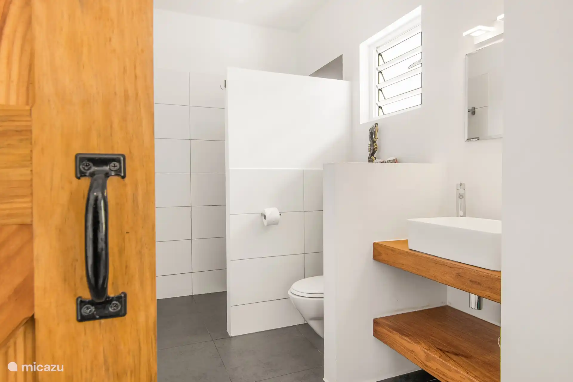 Badezimmer mit WC und ebenerdiger Dusche