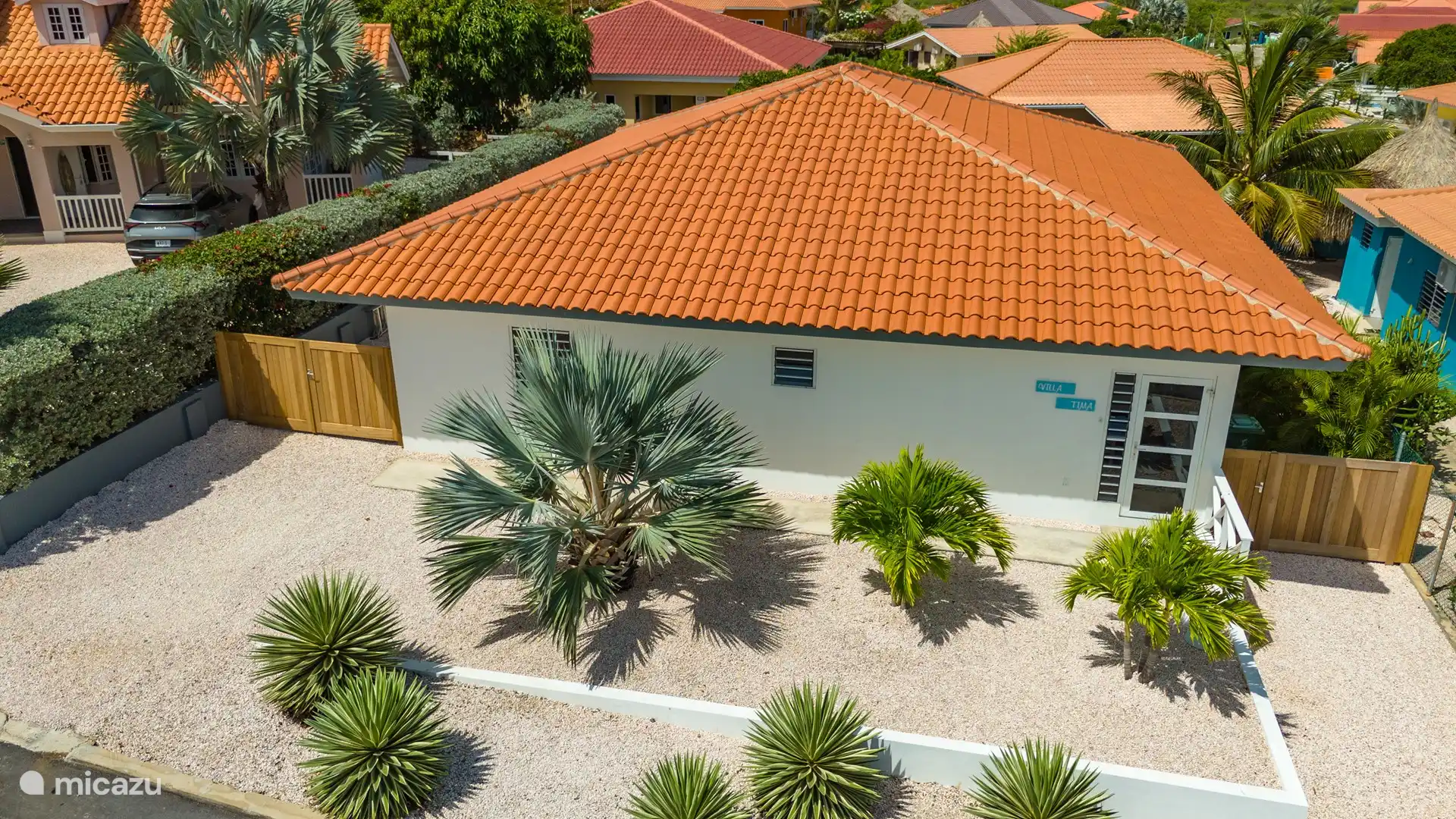 vorne und geschlossen mit Tor 