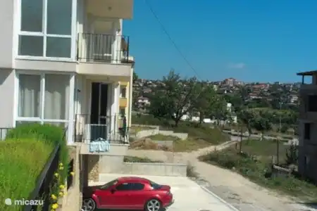 Vakantiehuis Bulgarije, Zwarte Zeekust, Byala appartement Perla Manor voorkant van het gebouw