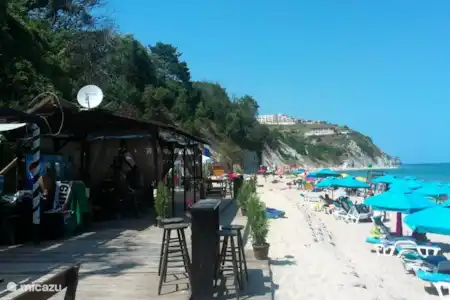 Vakantiehuis Bulgarije, Zwarte Zeekust, Byala appartement Perla Manor strand beneden aan de hoofdweg