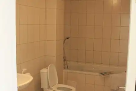 Vakantiehuis Bulgarije, Zwarte Zeekust, Byala appartement Perla Manor badkamer 1 met wasmachine