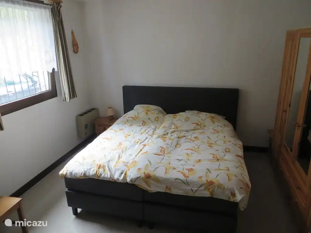 Chambre 1 au dernier étage (vivant).
2x Lit 1 personne avec topper, 2,00 m x 1,60 m