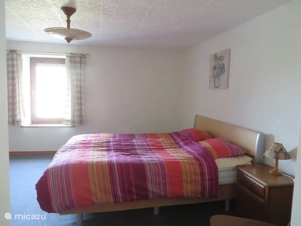 Chambre 3 au rez-de-chaussée.
2x Lit 1 personne avec topper, 2,00 m x 1,60 m