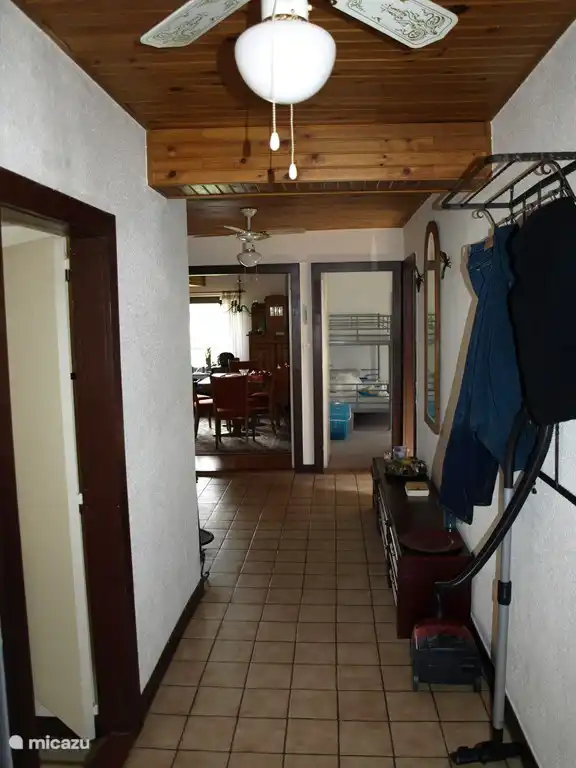 Couloir, gauche chambre 1, bout du couloir gauche salon et droite chambre 2